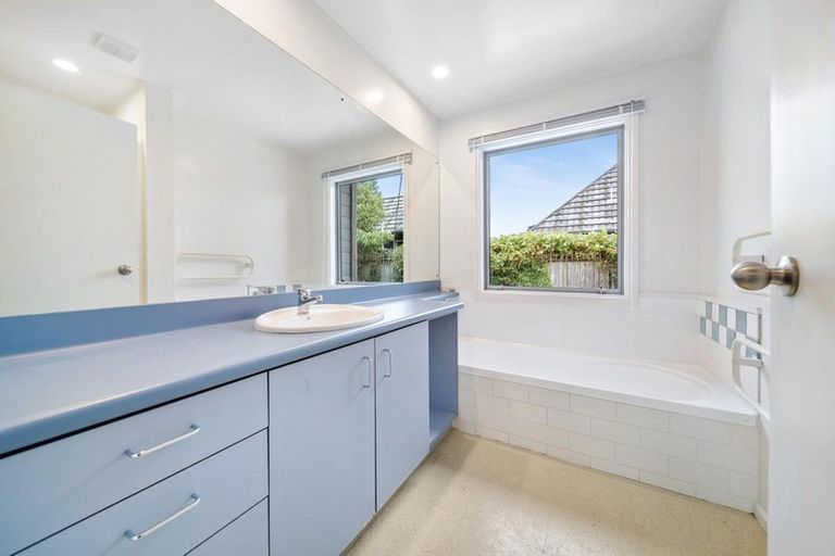 Photo of property in 83 Cedar Drive, Kelvin Heights, Queenstown, 9300