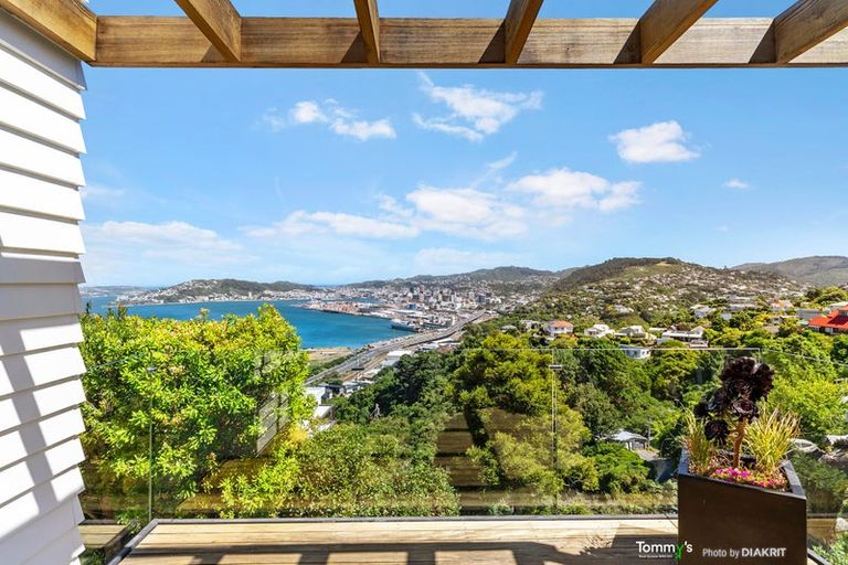 Photo of property in 122 Nicholson Road, Khandallah, Wellington, 6035