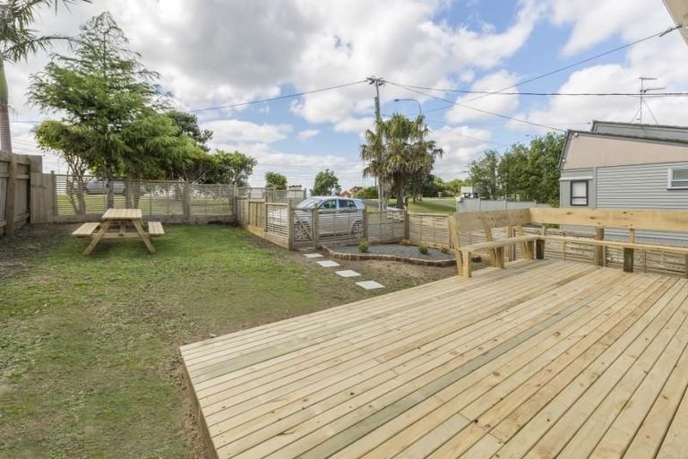 Photo of property in 1/862 East Coast Road, Northcross, Auckland, 0630