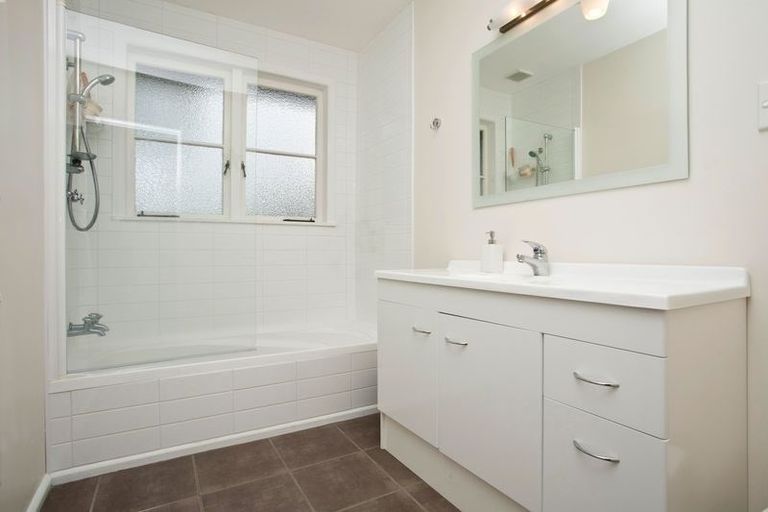 Photo of property in 278 Glenfield Road, Glenfield, Auckland, 0629