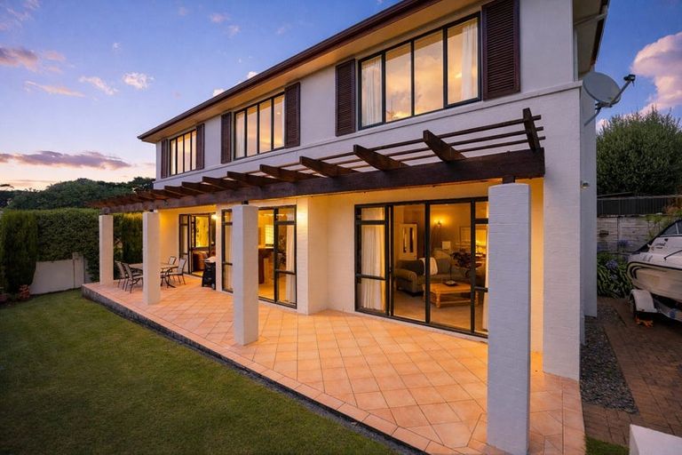 Photo of property in 30 Woodridge Avenue, Northcross, Auckland, 0630