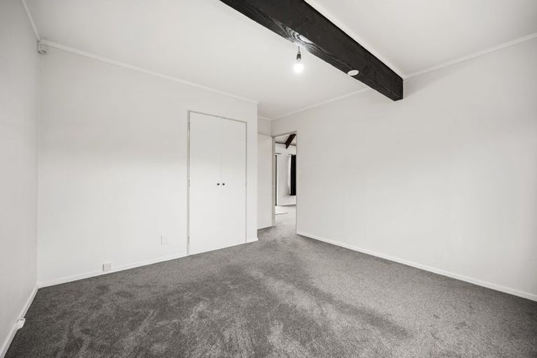Photo of property in 27a Kingsbridge Place, Newlands, Wellington, 6037