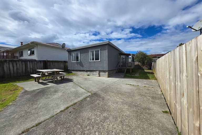 Photo of property in 2 Caserta Place, Clover Park, Auckland, 2023