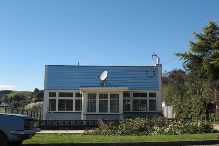 Photo of property in 16 Paraekaretu Street, Hunterville, 4730