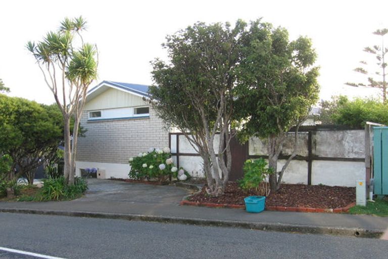 Photo of property in 6 Pelorous Street, Paparangi, Wellington, 6037
