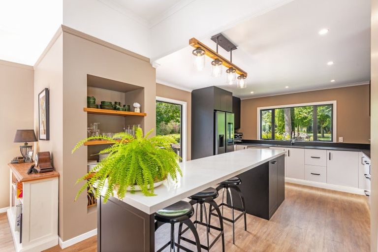 Photo of property in 52 Turitea Road, Fitzherbert, Palmerston North, 4472