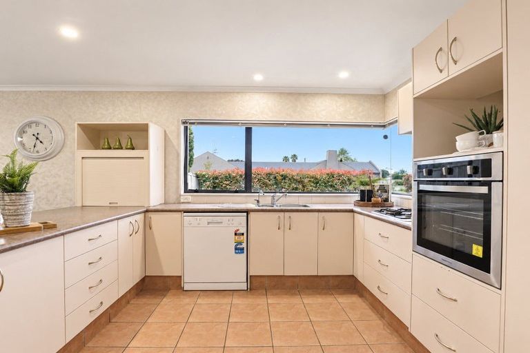Photo of property in 1 Roderick Place, Rototuna, Hamilton, 3210