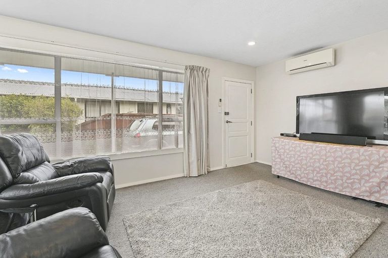 Photo of property in 67 Farquhars Road, Redwood, Christchurch, 8051