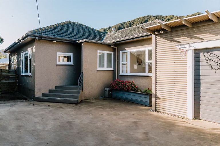 Photo of property in 35 Pukatea Street, Eastbourne, Lower Hutt, 5013