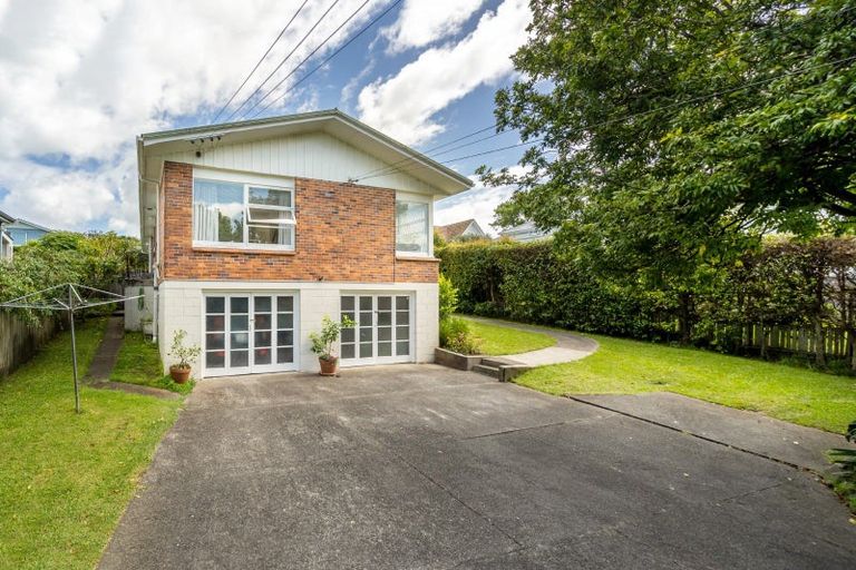 Photo of property in 2/2b Grove Road, Narrow Neck, Auckland, 0624