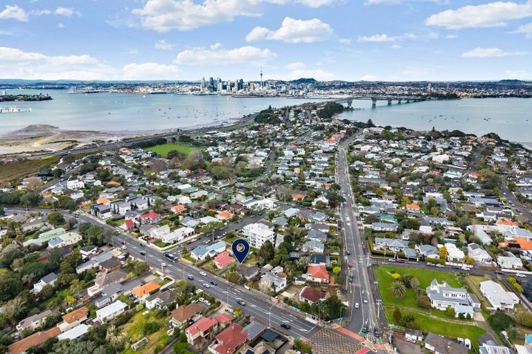 Photo of property in 30 Onewa Road, Northcote Point, Auckland, 0627