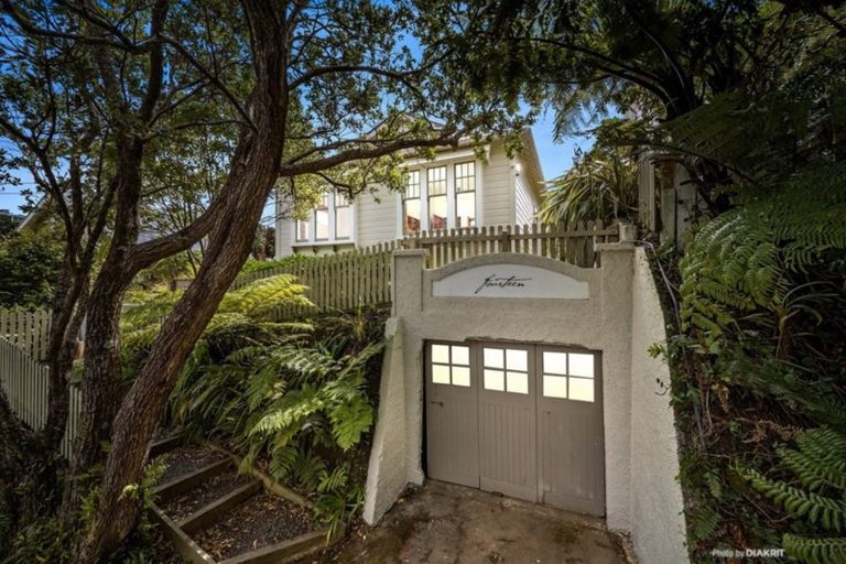 Photo of property in 14 Garfield Street, Brooklyn, Wellington, 6021