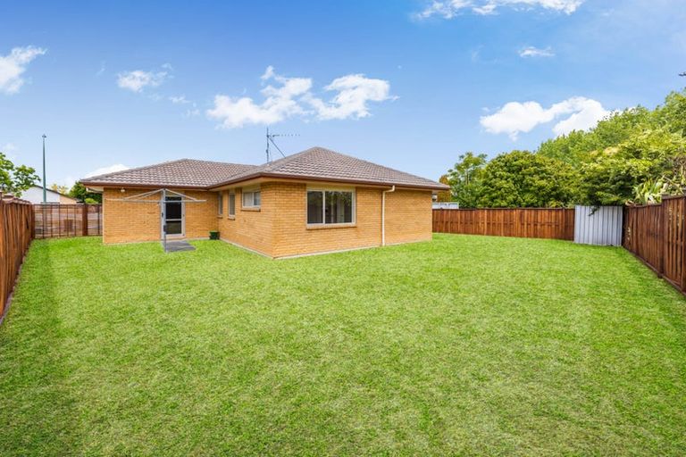 Photo of property in 98 Riverton Drive, Randwick Park, Auckland, 2105