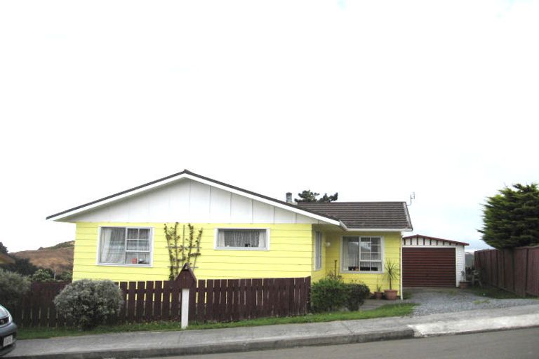 Photo of property in 16 Cheltenham Terrace, Newlands, Wellington, 6037