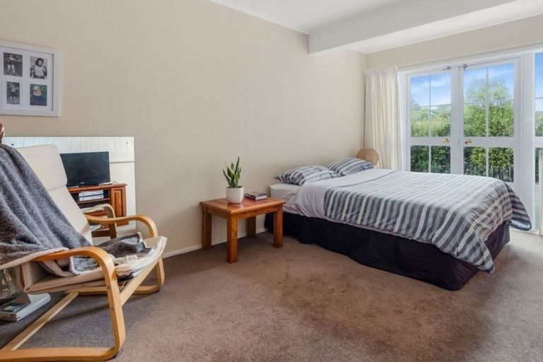 Photo of property in 2/10 Landsberg Way, Windsor Park, Auckland, 0632