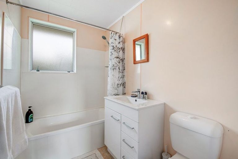 Photo of property in 2/26 Parakai Avenue, Parakai, 0830