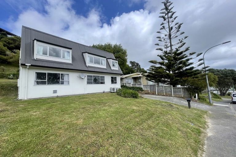 Photo of property in 93 Stewart Drive, Newlands, Wellington, 6037