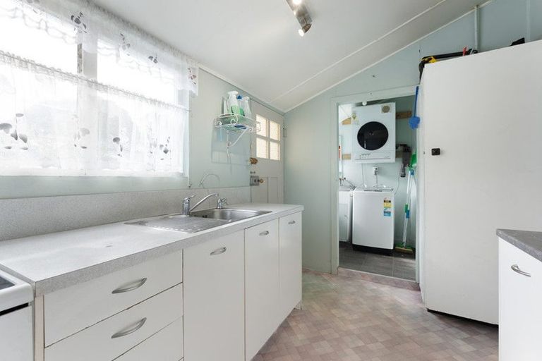 Photo of property in 16 Carlton Avenue, Gonville, Whanganui, 4501