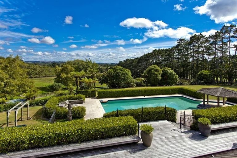 Photo of property in 48 Tawa Road, Kumeu, 0891