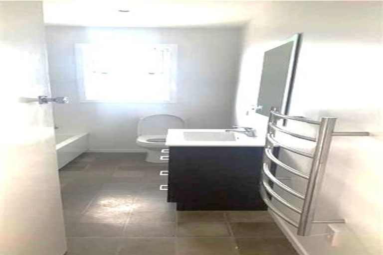 Photo of property in 76 Pupuke Road, Hillcrest, Auckland, 0627