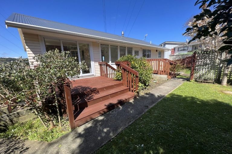 Photo of property in 12 Admiralty Street, Crofton Downs, Wellington, 6035