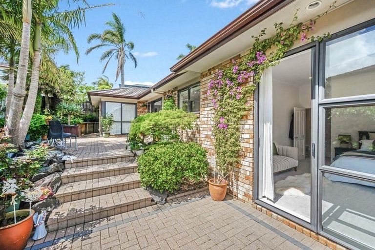 Photo of property in 9 Canonbie Place, East Tamaki Heights, Auckland, 2016