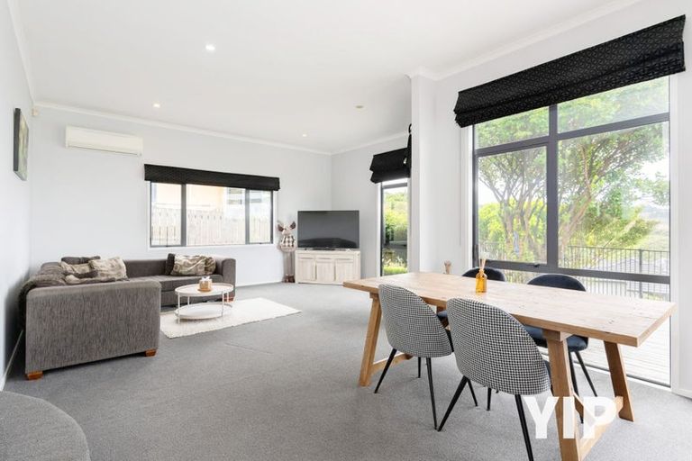 Photo of property in 5 Bennett Grove, Newlands, Wellington, 6037