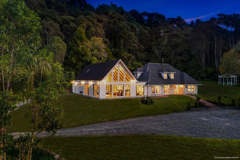 Photo of property in 105 Grassmere Road, Henderson Valley, Auckland, 0612