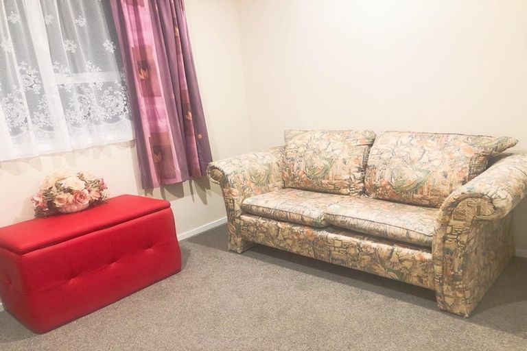 Photo of property in 50 Lewisham Street, Highland Park, Auckland, 2010