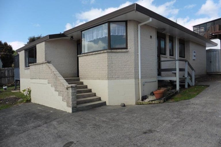 Photo of property in 39 Kirrie Avenue, Te Atatu South, Auckland, 0610