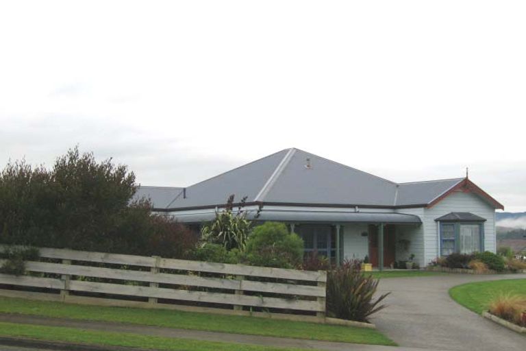 Photo of property in 10 Grace Nicholls Grove, Riverstone Terraces, Upper Hutt, 5018