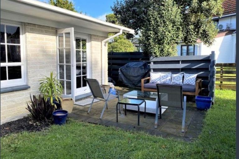 Photo of property in 3/220 East Coast Road, Forrest Hill, Auckland, 0620