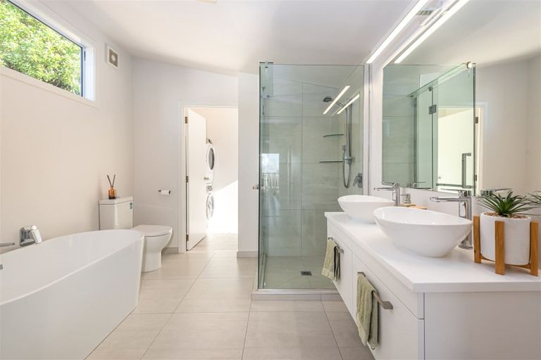 Photo of property in 1/182 Mount Pleasant Road, Mount Pleasant, Christchurch, 8081