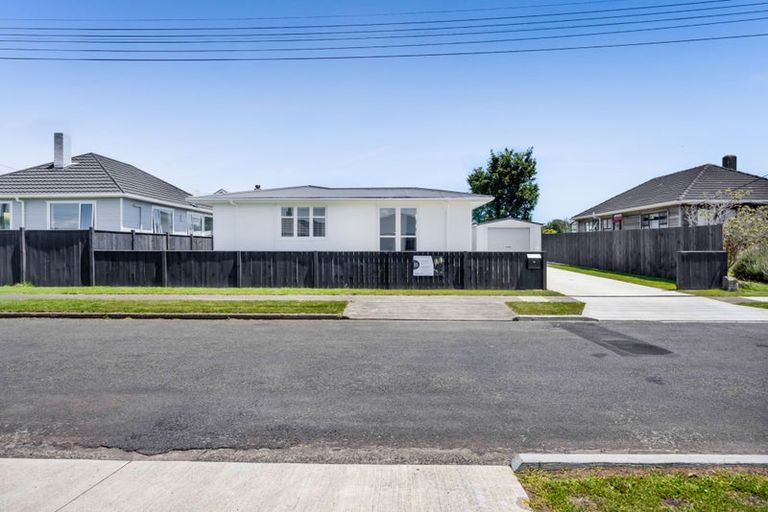 Photo of property in 1a Robbins Crescent, Hawera, 4610