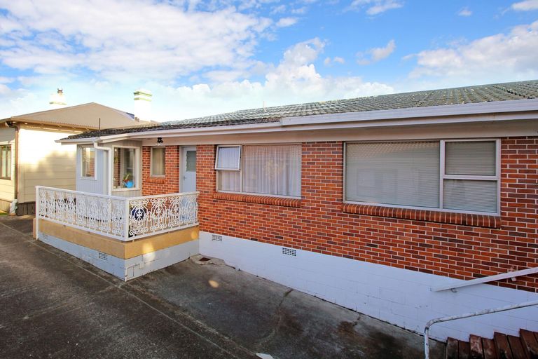 Photo of property in 2/18 Wellington Street, Papakura, 2110
