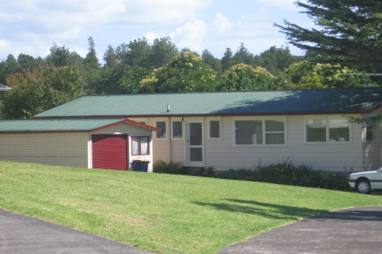 Photo of property in 96 Greenslade Crescent, Northcote, Auckland, 0627