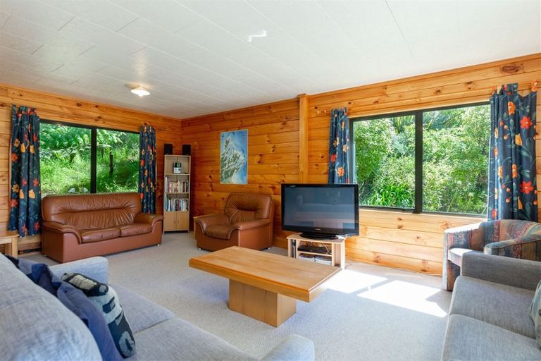 Photo of property in 15 Amelia Crescent, Waikawa, Picton, 7220