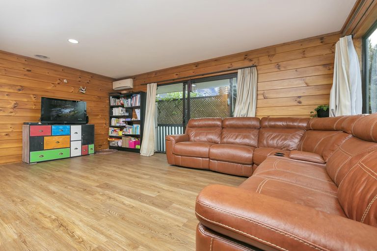Photo of property in 2/21 Tahu Crescent, Sunnynook, Auckland, 0620