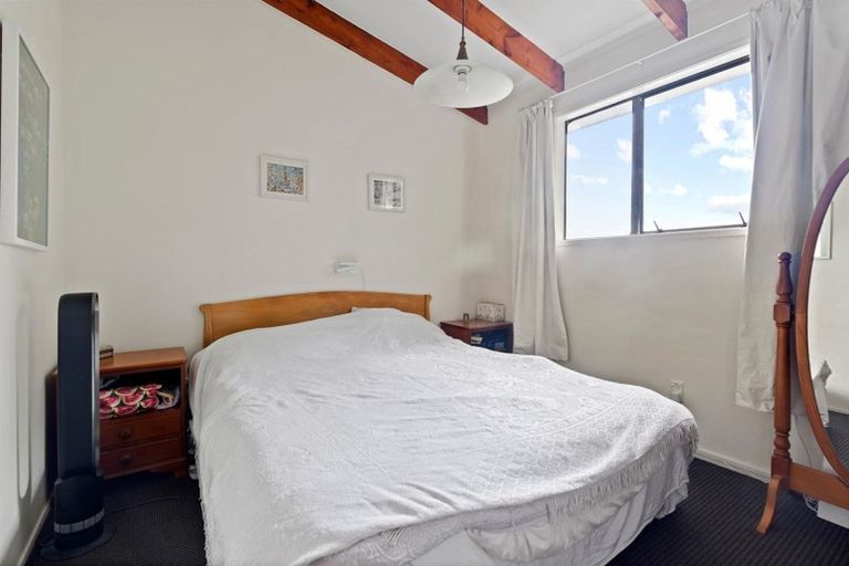 Photo of property in 2/35 Moore Street, Hillcrest, Auckland, 0627