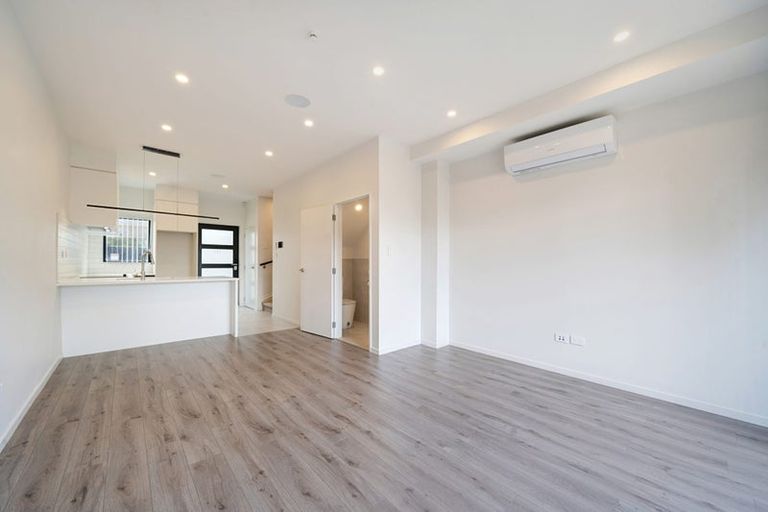 Photo of property in 2/105 Hobsonville Road, West Harbour, Auckland, 0618