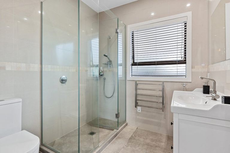 Photo of property in 1/884 Beach Road, Waiake, Auckland, 0630