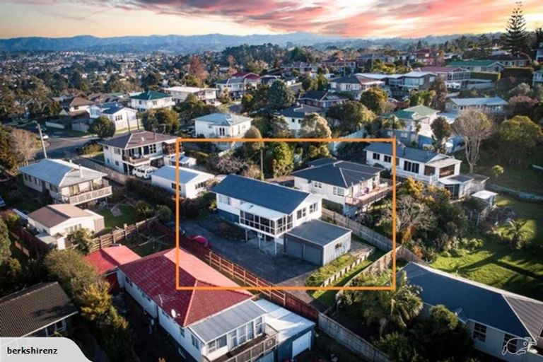 Photo of property in 73 Waimumu Road, Massey, Auckland, 0614