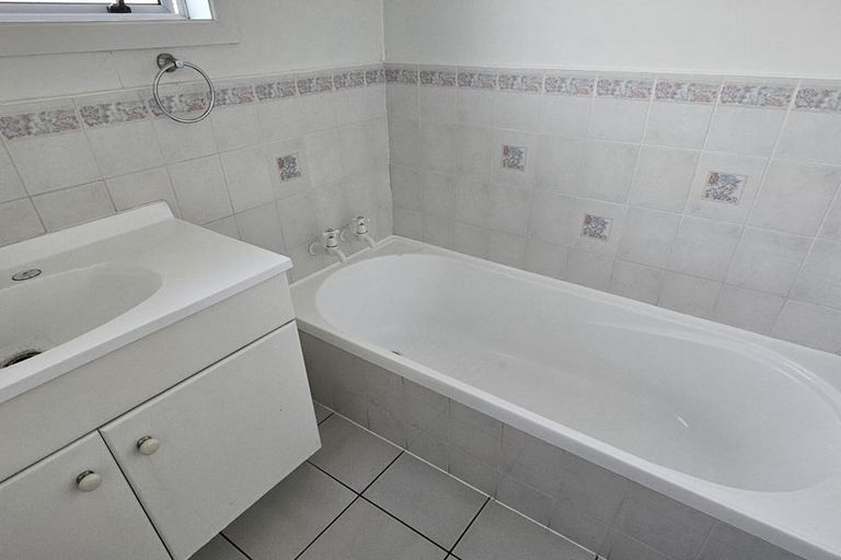 Photo of property in 440 East Coast Road, Windsor Park, Auckland, 0630