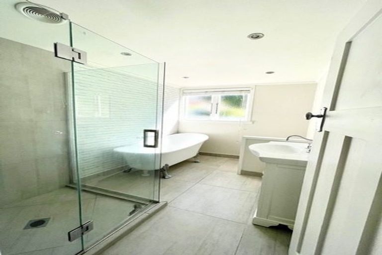 Photo of property in 12 Moore Street, Hillcrest, Auckland, 0627