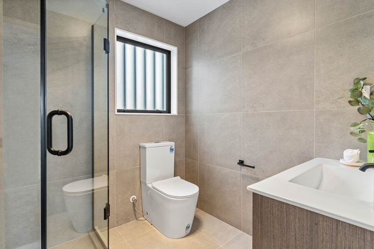 Photo of property in 2/81 Vodanovich Road, Te Atatu South, Auckland, 0610