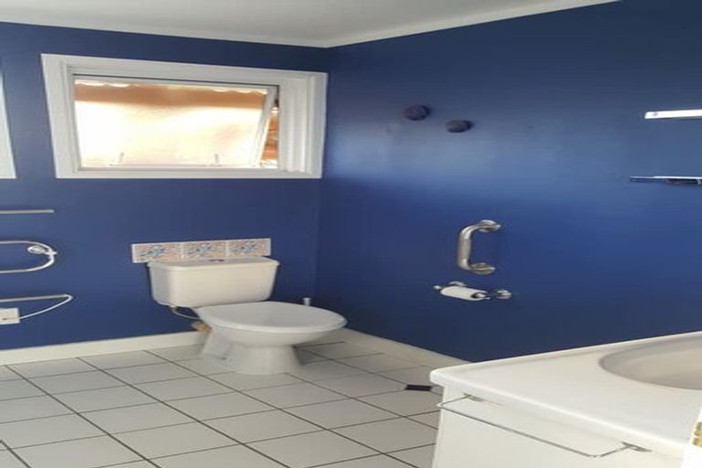 Photo of property in 1/212 Sunnynook Road, Totara Vale, Auckland, 0627