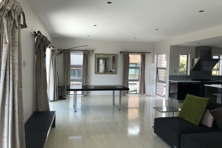 Photo of property in 32 Namsan Close, Fairview Heights, Auckland, 0632