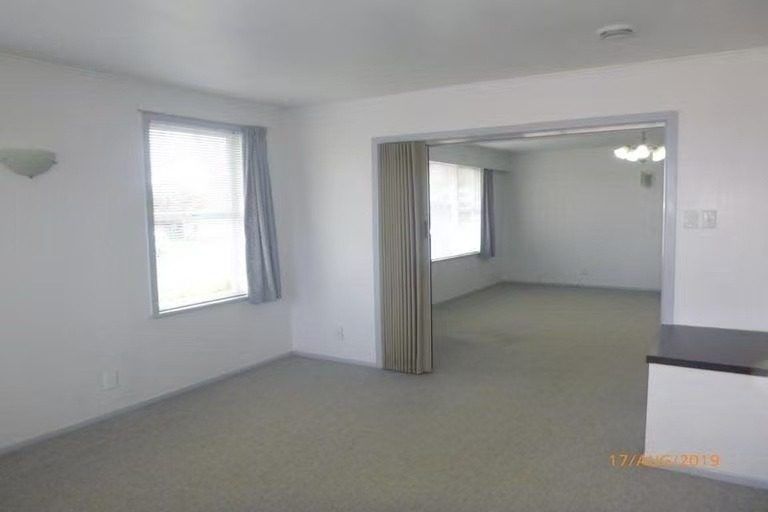 Photo of property in 2 Nielsen Place, Massey, Auckland, 0614