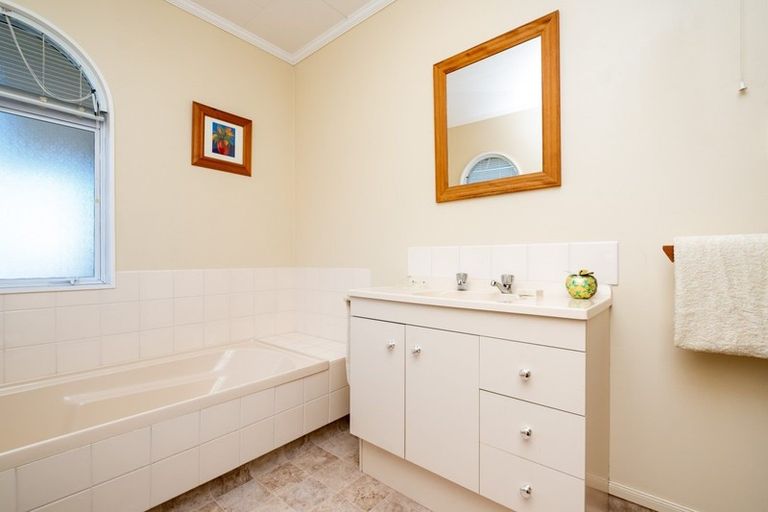 Photo of property in 60 Lucknow Road, Havelock North, 4130