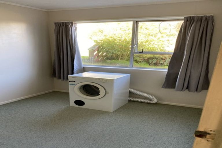 Photo of property in 32 Colchester Crescent, Newlands, Wellington, 6037